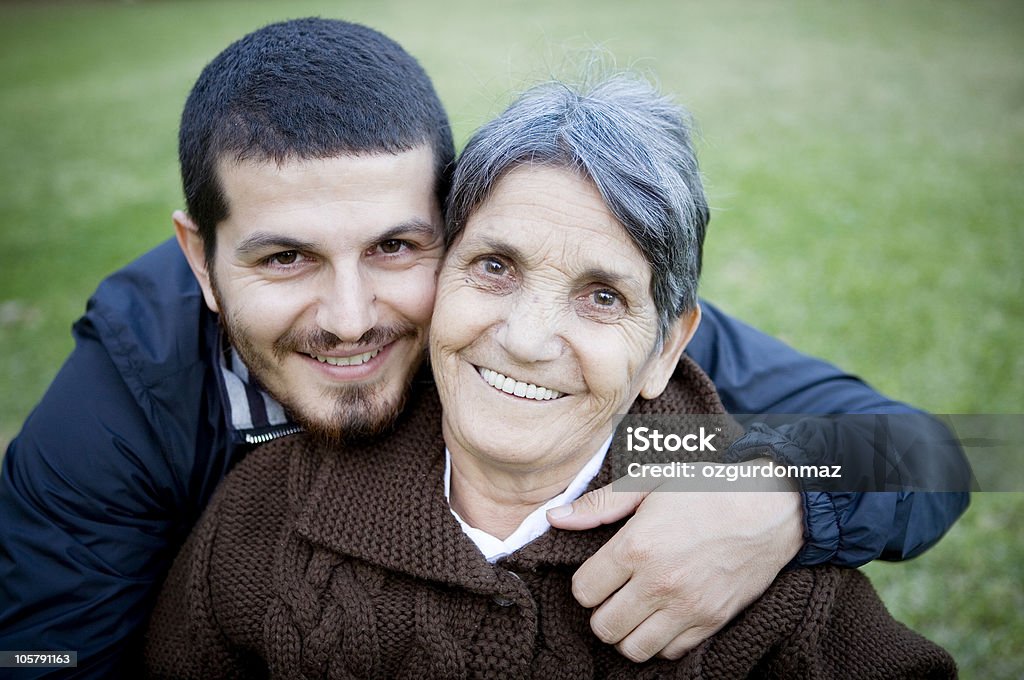 Mulher Idosa e filho adulto abraçando - Foto de stock de Avó royalty-free