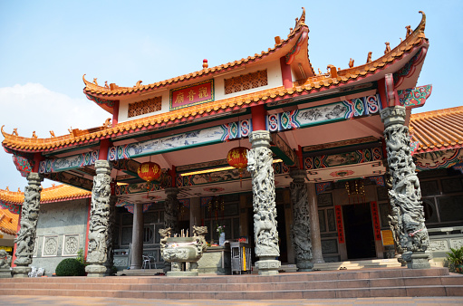 This building is called Hualong Pavilion. This picture was taken at Yingwang Cultural Plaza, Huanwan West Road, Tong'an District, Xiamen City, Fujian Province. Its name is Hualong Pavilion.