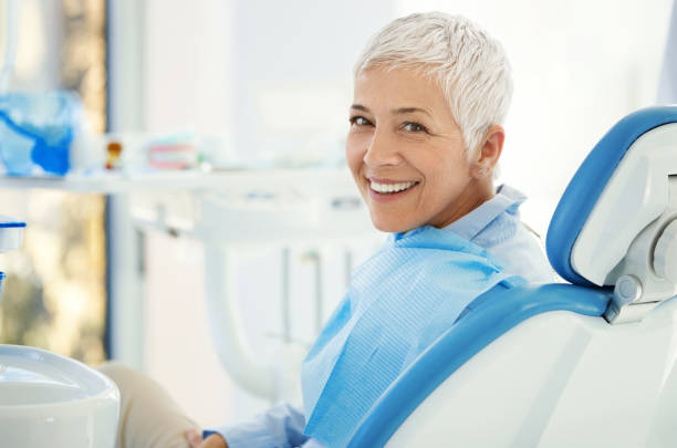 consulta no dentista bem sucedido. - smiling dentist office dentists chair women - fotografias e filmes do acervo