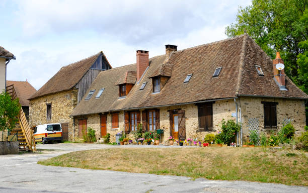 casa linda velha em magnac-bourg. magnac-bourg é uma comuna francesa na região administrativa do centro-oeste nouvelle-aquitaine - west old house decor - fotografias e filmes do acervo