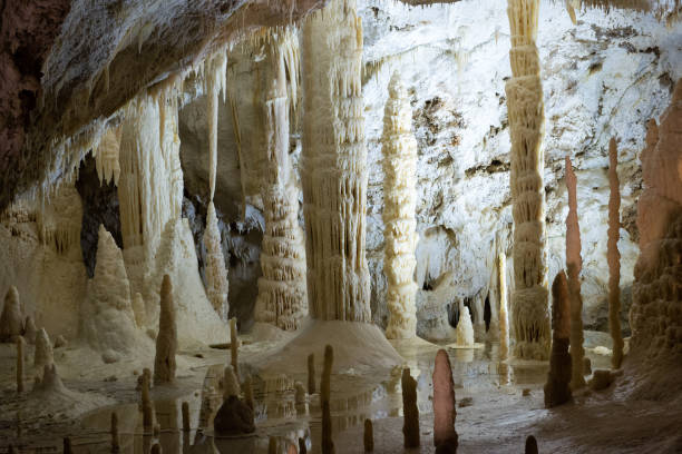 grotte di frasassi ist karst-höhlensystem in genga, ancona und die berühmte höhle in italien - stalagmite stock-fotos und bilder