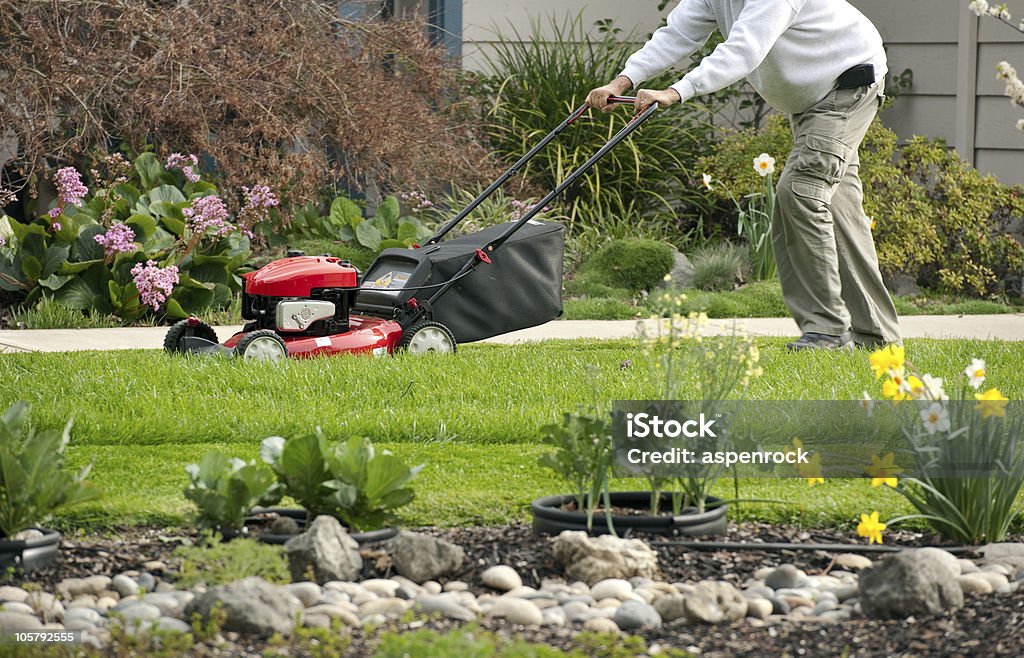 Falciare il prato in una giornata di primavera - Foto stock royalty-free di Ambientazione esterna