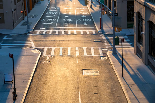 空の道路の交差点ブルックリン ニューヨーク市で - bicycle sign symbol bicycle lane ストックフォトと画像
