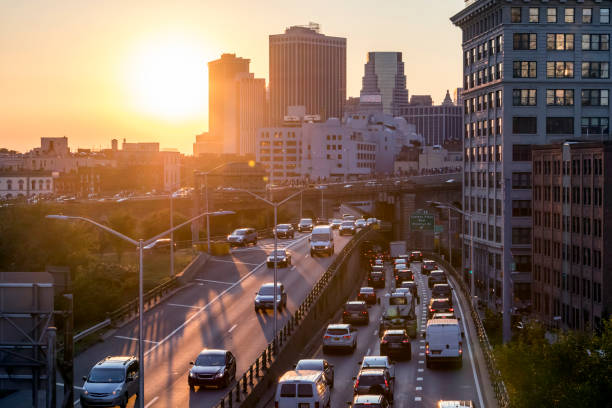 traffico sulla brooklyn queens expressway a new york city - brooklyn bridge taxi new york city brooklyn foto e immagini stock