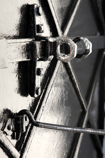 старые металлические двери - sign rust old fashioned corrugated iron стоковые фото и изображения