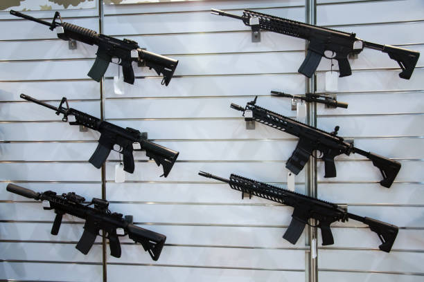 estante de pared de arma con fusiles - gun weapon military m16 fotografías e imágenes de stock