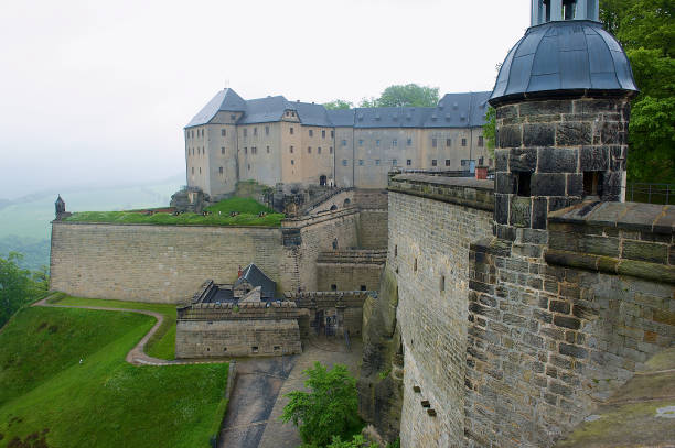 murs et l’entrée de la forteresse de koenigstein en saxe. - konigstein photos et images de collection