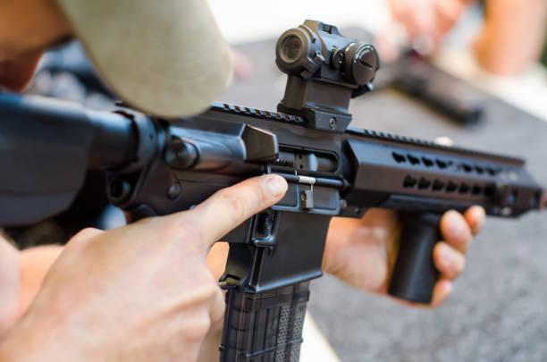 uomo che usa il fucile - sniper army rifle shooting foto e immagini stock