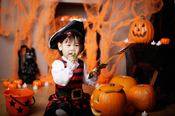 garota da criança vestida tocando na festa de halloween - baby pirate costume toddler - fotografias e filmes do acervo