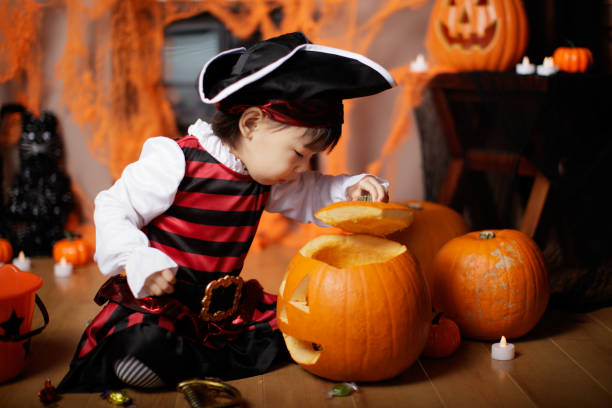 bambina vestita giocando alla festa di halloween - baby pirate costume toddler foto e immagini stock
