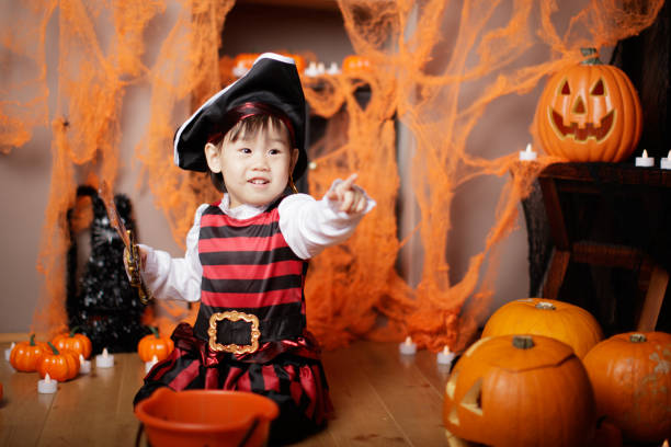 garota da criança vestida tocando na festa de halloween - baby pirate costume toddler - fotografias e filmes do acervo