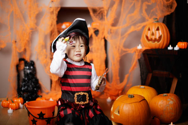 garota da criança vestida tocando na festa de halloween - baby pirate costume toddler - fotografias e filmes do acervo