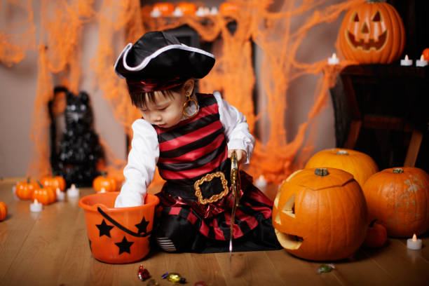 garota da criança vestida tocando na festa de halloween - baby pirate costume toddler - fotografias e filmes do acervo