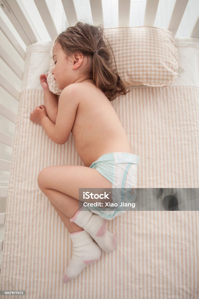 lila Nacht regelmatig Het Kleine Meisje In Luier Viel Gelukkig In Slaap Stockfoto en meer beelden  van Afdalen - Afdalen, Arm - lichaamsdeel, Baby - iStock