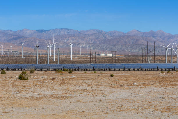 parco eolico e solare nel deserto della california - solar panel wind turbine california technology foto e immagini stock