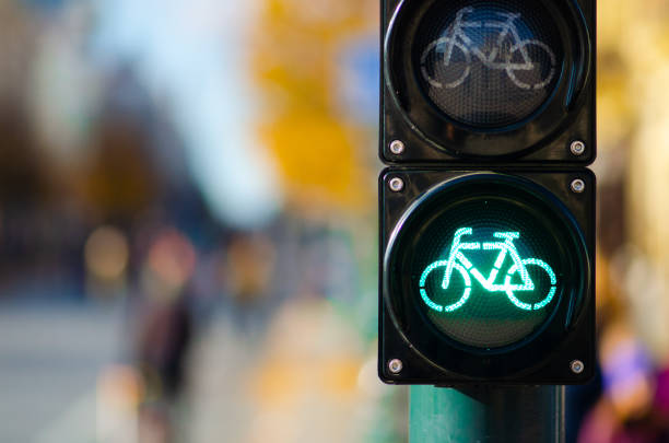 велосипедный сигнал светофора, зеленый свет, дорожный велосипед, бесплатная велосипедная зона или зона - road signal стоковые фото и изображения