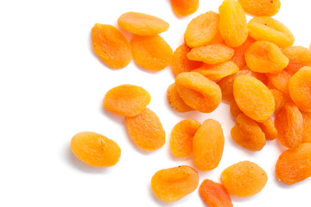 abricots secs isolés sur fond blanc - dried apricot photos et images de collection