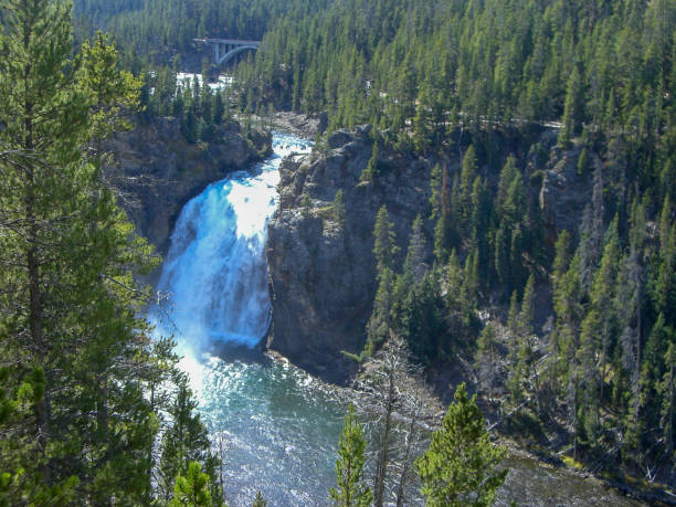 una cascata tra le montagne rocciose - mountain peak long colorado mountain foto e immagini stock