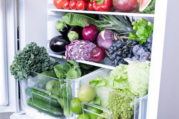 фиолетовые свежие овощи в холодильнике - romanesco broccoli стоковые фото и изображения