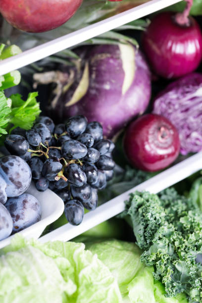 purple legumes frescos na geladeira - kohlrabi purple cabbage organic - fotografias e filmes do acervo