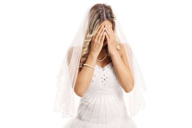грустная невеста, закрываюющая лицо руками - women crying distraught thinking стоковые фото и изображения