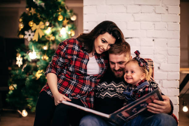 istock Storytelling on Christmas Eve 1058014112
