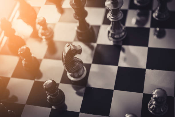 business-strategie brainstorm schach brettspiel mit hand touch schwarzen hintergrund mit freiexemplar platz für ihren text - strategy chess conflict chess board stock-fotos und bilder