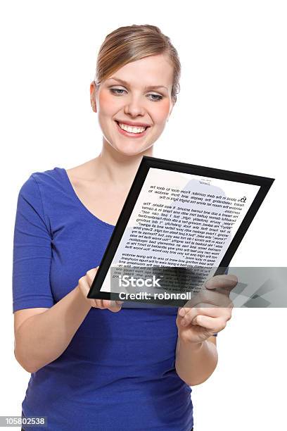 Frau Holding Ein Touchpadpcs Mit Ebook Stockfoto und mehr Bilder von Ausrüstung und Geräte - Ausrüstung und Geräte, Berühren, Buch