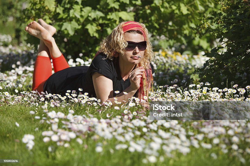 Garota entre flores - Foto de stock de 30 Anos royalty-free