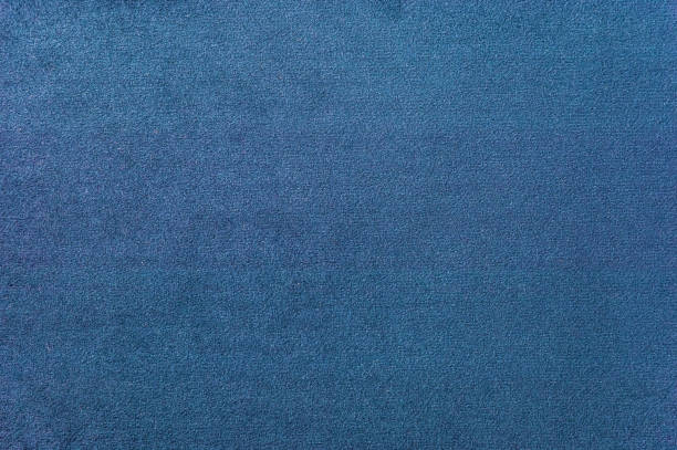 textura de una alfombra azul oscurezca. primer plano de la luz gradiente - blue carpet rug fiber fotografías e imágenes de stock