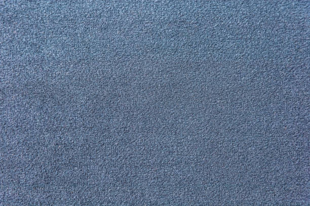 textura de una alfombra azul oscurezca. primer plano de la luz gradiente - blue carpet rug fiber fotografías e imágenes de stock