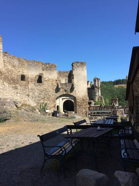 stary zamek ruiny na górze - slovakia ancient past architecture zdjęcia i obrazy z banku zdjęć