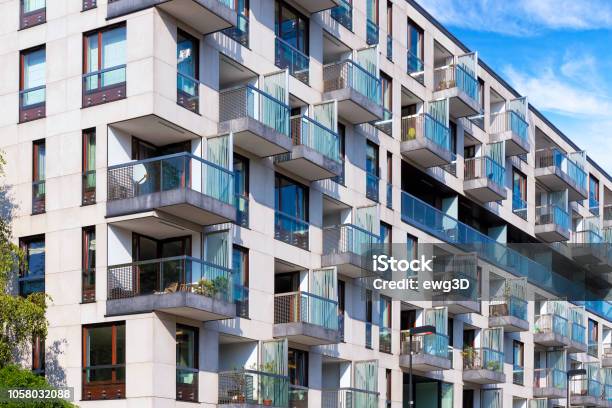 Reihen Von Balkonen In Modernen Mehrfamilienhaus Stockfoto und mehr Bilder von Wohnung - Wohnung, Außenaufnahme von Gebäuden, Bauen