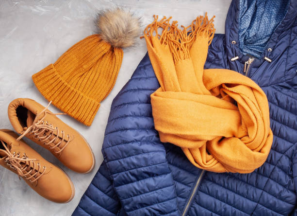 평면 추운 날씨에 대 한 따뜻한 옷이 편안 하다. 편안한가, 겨울 옷 쇼핑, 판매, 최신 유행 스타일 색상 아이디어 - 방한 의류 뉴스 사진 이미지