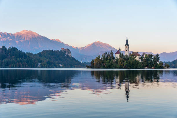 ancora lago di bled in slovenia con chiesa su un'isola al tramonto - mountain alpenglow glowing lake foto e immagini stock