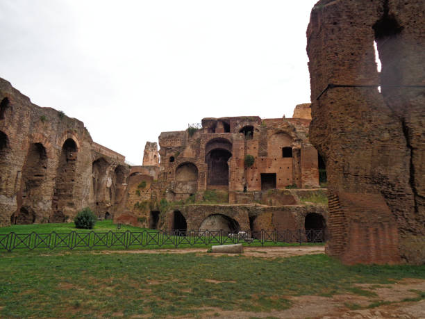 vecchie rovine catacombe a roma in vacanza - catacomb foto e immagini stock