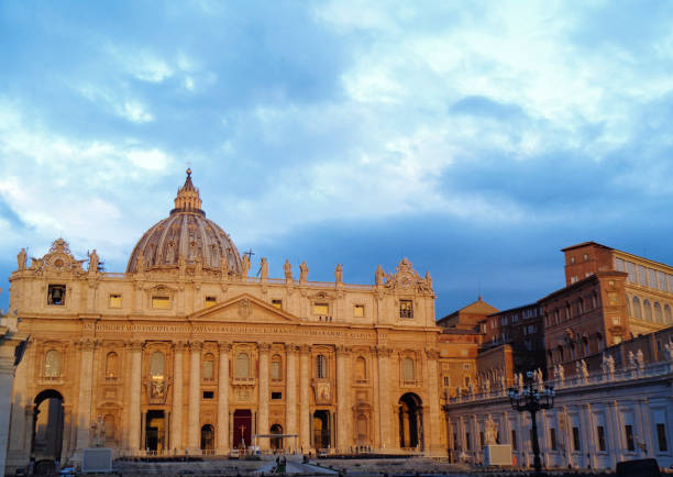 der vatikan gebäude mit regnerischen wolken - blue rain rome italy stock-fotos und bilder