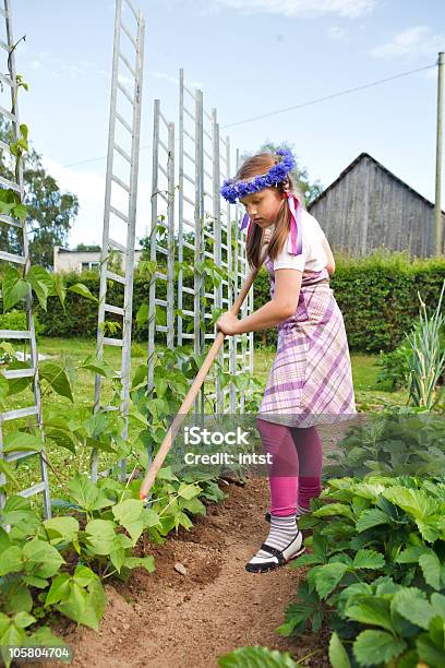 Rapariga Jardinagem - Fotografias de stock e mais imagens de Arrancar Ervas Daninhas - Arrancar Ervas Daninhas, Criança, Horta