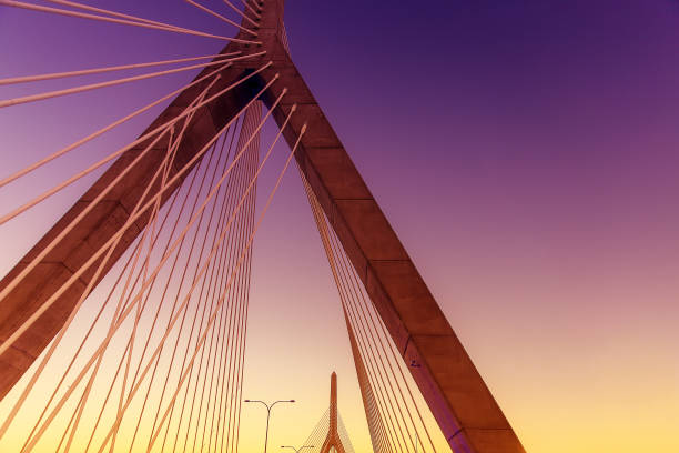 kabelbrücke - clear sky urban scene boston massachusetts stock-fotos und bilder