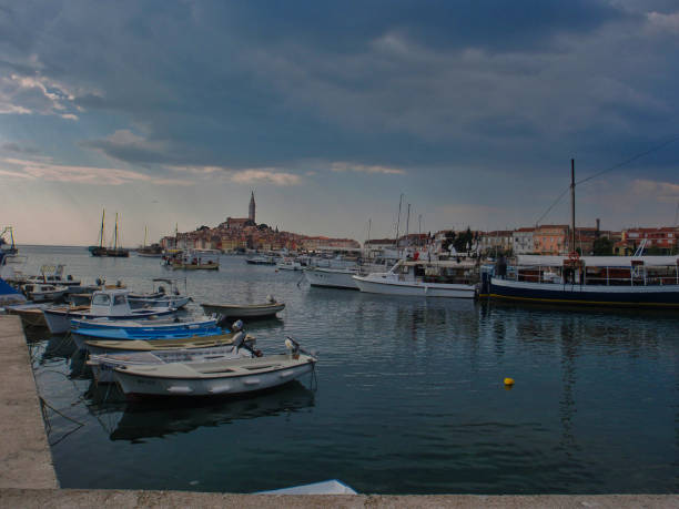 boats in the bay before sunset at holiday - safaga imagens e fotografias de stock