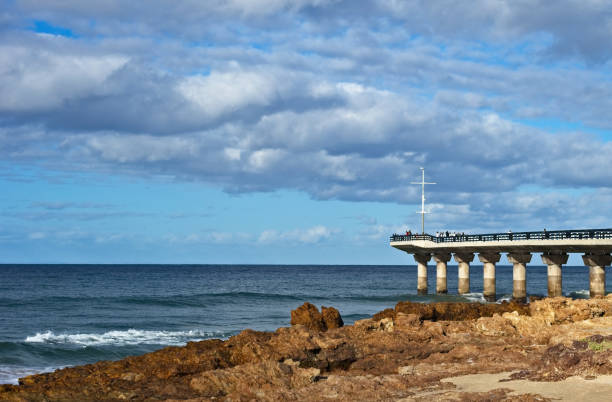 пейзажное изображение пирса shark rock в порт-элизабет, южная африка. это популярная туристическая достопримечательность в городе. - nelson mandela стоковые фото и изображения