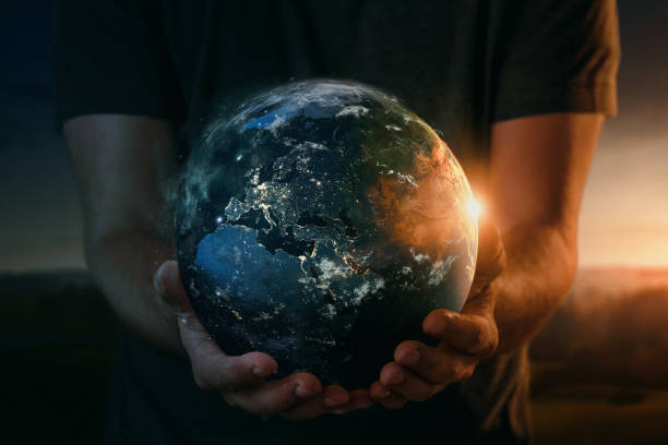 планета земля в руках человека - globe earth human hand planet стоковые фото и изображения