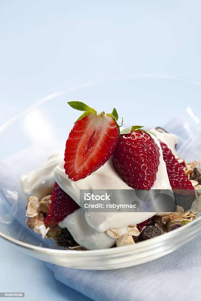 Yaourt au muesli avec des fraises et - Photo de Aliment libre de droits