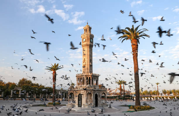 foto de concepto de viaje; turquía / izmir / konak histórico antiguo reloj torre plaza konak - izmir turkey konak clock tower fotografías e imágenes de stock