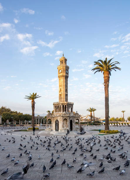 foto de concepto de viaje; turquía / izmir / konak histórico antiguo reloj torre plaza konak - izmir turkey konak clock tower fotografías e imágenes de stock