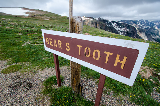 Firmar para los dientes de osos, la famosa formación rocosa carretera Montanas Beartooth photo