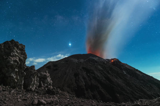 eruzione del vulcano santiaguito - santa maria foto e immagini stock