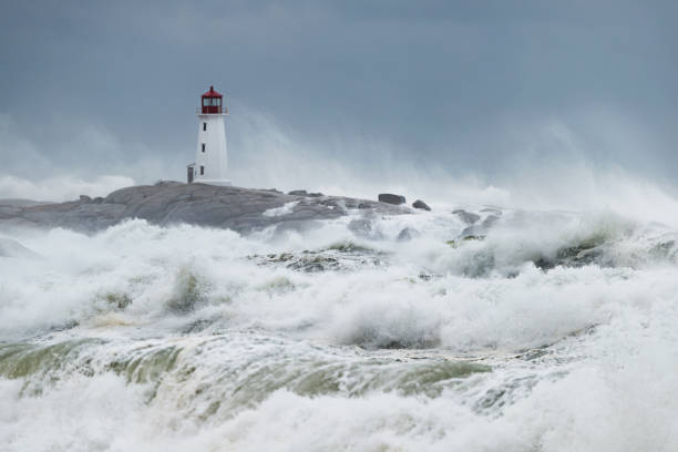 phare de la vague se brisant - lighthouse scenics winter peggys cove photos et images de collection