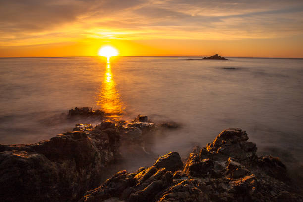 南太平洋上のオレンジ色の日の出 - marlborough region sunrise new zealand sea ストックフォトと画像