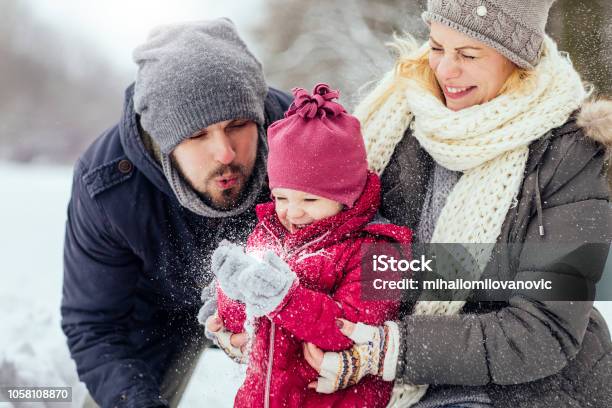 Winterzauber Stockfoto und mehr Bilder von Familie - Familie, Winter, Schnee